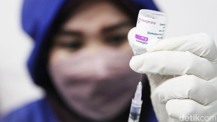 Warga Serbu Puskesmas di Kelapa Gading Demi Vaksin Booster Hari ini vaksin booster COVID-19 mulai diberikan untuk penduduk umum. Puskesmas di Kelapa Gading pun ramai dihadiri warga yang akan divaksin booster.