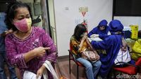 Antusias Para Lansia di Kelapa Gading Demi Vaksin Booster