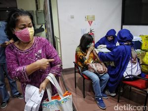 Antusias Para Lansia di Kelapa Gading Demi Vaksin Booster