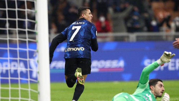 MILAN, ITALY - JANUARY 12: Alexis Sanchez of Inter Milan celebrates after scoring their sides second goal during the Italian Supercup match between Inter and Juventus at The San Siro on January 12, 2022 in Milan, Italy. (Photo by Marco Luzzani/Getty Images)