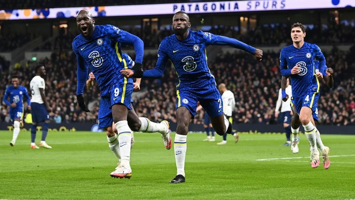 LONDON, ENGLAND - JANUARY 12: Antonio Ruediger of Chelsea celebrates with Romelu Lukaku after scoring their sides first goal during the Carabao Cup Semi Final Second Leg match between Tottenham Hotspur and Chelsea at Tottenham Hotspur Stadium on January 12, 2022 in London, England. (Photo by Shaun Botterill/Getty Images)