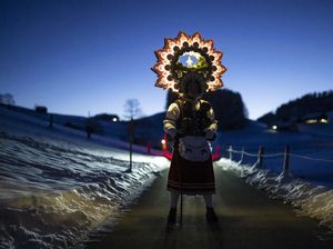 Topeng Matahari Sambut Tahun Baru 2022 Versi Kalender Julian