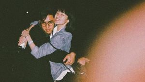 Momen Langka Ardhito Pramono Foto Bareng Istri