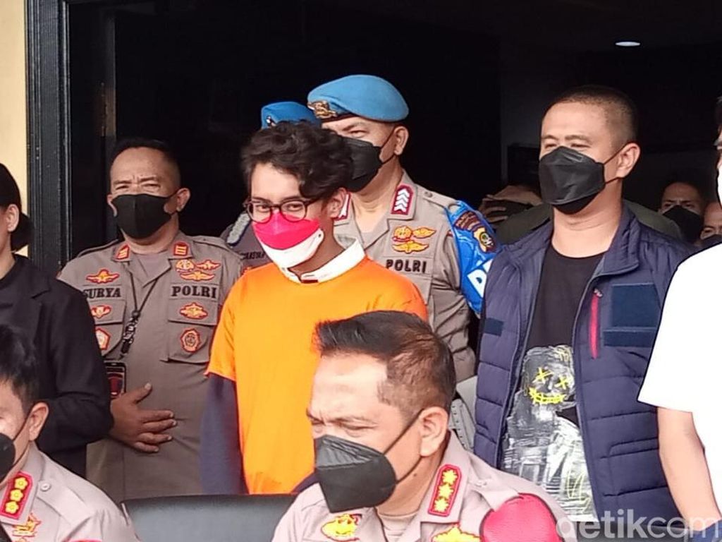 Fakta Mengejutkan di Balik Penangkapan Ardhito Pramono-Vidi Aldiano Menikah Fakta Mengejutkan di Balik Penangkapan Ardhito Pramono-Vidi Aldiano Menikah