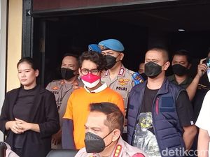 Ardhito Pramono Cuma Senyum dan Anggukkan Kepala Usai Dibekuk karena Ganja Ardhito Pramono Cuma Senyum dan Anggukkan Kepala Usai Dibekuk karena Ganja