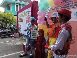 Atraksi Badut-Hadiah Sepeda Pikat Anak Divaksinasi di Tasikmalaya