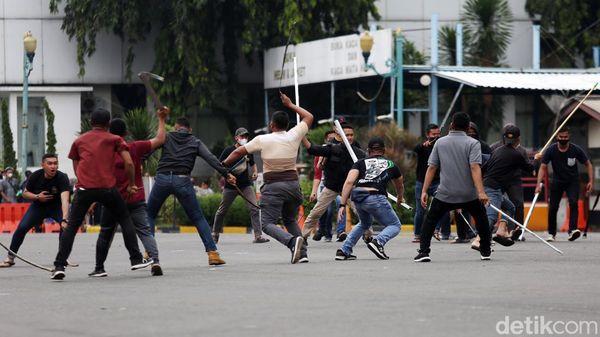 Simulasi Pembubaran Tawuran Warga oleh Tim Patroli Perintis