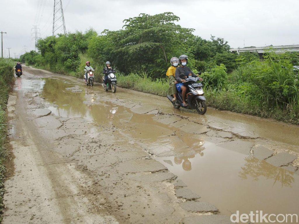 Begini Parahnya Jalan Rusak di Cibitung, Bekasi