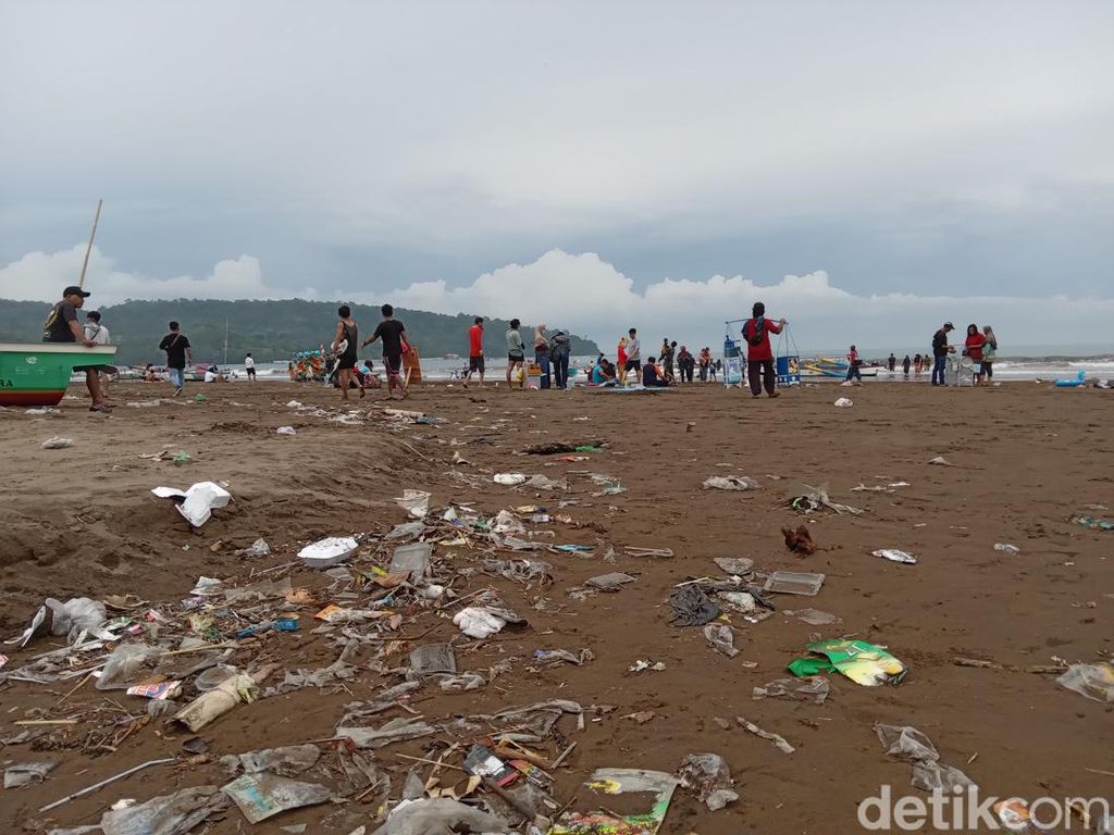 Jorok! Sampah Berserakan di Tepi Pantai Barat Pangandaran