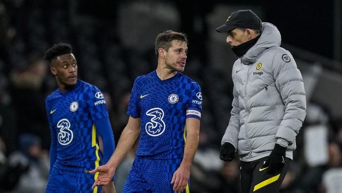 Chelseas head coach Thomas Tuchel, right, talks to Chelseas Cesar Azpilicueta after the English League Cup semifinal second leg soccer match between Tottenham Hotspur and Chelsea at the Tottenham Hotspur Stadium in London, Wednesday, Jan. 12, 2022. (AP Photo/Alastair Grant)