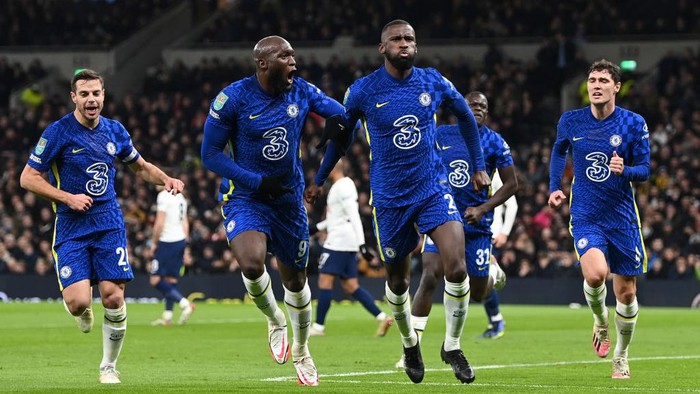 LONDON, ENGLAND - JANUARY 12: Antonio Ruediger of Chelsea celebrates with Romelu Lukaku after scoring their sides first goal during the Carabao Cup Semi Final Second Leg match between Tottenham Hotspur and Chelsea at Tottenham Hotspur Stadium on January 12, 2022 in London, England. (Photo by Shaun Botterill/Getty Images)
