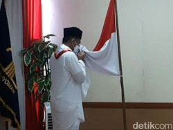 Eks Napiter Cium Bendera Indonesia di Lapas Garut
