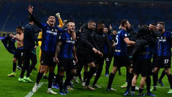 Inter Milans Argentine forward Joaquin Correa (Front L), Inter Milans Italian defender Federico Dimarco (21ndL) and teammates celebrate after Inter Milans Chilean forward Alexis Sanchez (Rear L) scored a last second winning goal during the Italian Super Cup (Supercoppa italiana) football match between Inter and Juventus on January 12, 2022 at the San Siro stadium in Milan. (Photo by Miguel MEDINA / AFP)