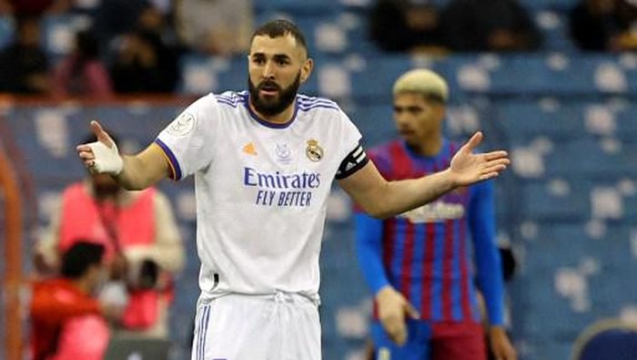 Real Madrids French forward Karim Benzema reacts during the Spanish Super Cup semi-final football match between Barcelona and Real Madrid at the King Fahad International stadium in the Saudi capital Riyadh on January 12, 2022. (Photo by FAYEZ NURELDINE / AFP)