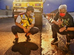 Ganjar Cek Proyek Pengaspalan di Flyover Kretek Brebes