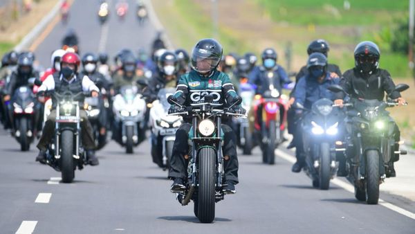 Gaya Jokowi Motoran Tinjau Infrastruktur di Bypass BIL-Mandalika