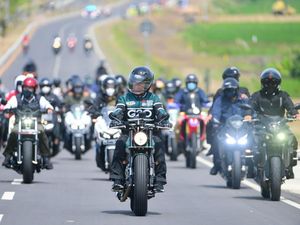 Gaya Jokowi Motoran Tinjau Infrastruktur di Bypass BIL-Mandalika