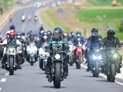 Gaya Jokowi Motoran Tinjau Infrastruktur di Bypass BIL-Mandalika