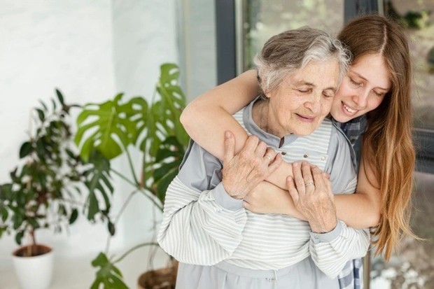 Ilustrasi bersama nenek/ Foto: Freepik.com Ilustrasi bersama nenek/ Foto: Freepik.com