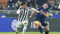 Di babak kedua, Juventus coba menekan dari awal. Federico Bernardeschi melepaskan tembakan di menit ke-48, namun meleset tipis dari gawang. Ia kembali mencoba peruntungan di menit ke-50, hasilnya tetap nihil. (AP/Spada)