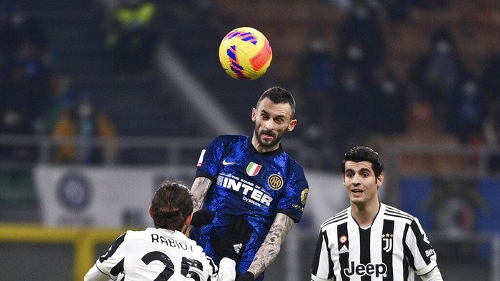 Inter Milans Marcelo Brozovic battles for the ball with Juventus Adrien Rabiot, left, and Alvaro Morata during the Italian Cup soccer match between Inter Milan and Juventus at the Giuseppe Meazza stadium in Milan, Italy, Wednesday, Jan. 12, 2022. (Spada/LaPresse via AP)