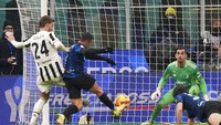 Di perpanjangan waktu, Inter yang lebih dominan berhasil mencetak gol di menit ke-121. Sepakan Alexis Sanchez yang memanfaatkan umpan Matteo Darmian memastikan kemenangan Nerazzurri 2-1 atas Juventus, sekaligus menggondol trofi Piala Super Italia. (AP/Luca Bruno)