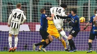 Juventus justru membuka keunggulan di menit ke-25. Umpan silang Alvaro Morata dari sisi kiri disambut Weston McKennie dengan sundulan yang gagal diantisipasi Samir Handanovic. (AP/Luca Bruno)