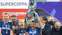Pemain Inter Milan Alexis Sanchez memegang trofi saat ia merayakan dengan rekan satu timnya setelah memenangkan pertandingan sepak bola final Piala Super Italia antara Inter Milan dan Juventus. (AP/Luca Bruno)