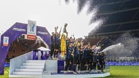 Para pemain Inter Milan merayakan dengan trofi setelah menang atas Juventus pada pertandingan final sepak bola Piala Super Italia di Milan, Italia. (AP/Spada)