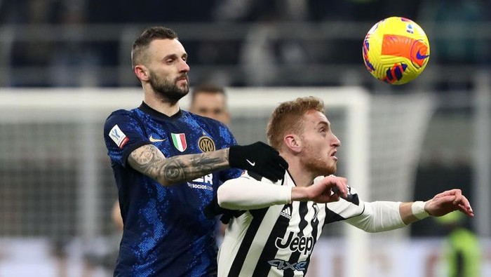 MILAN, ITALY - JANUARY 12: Dejan Kulusevski of Juventus battles for possession with Marcelo Brozovic of Inter Milan during the Italian Supercup match between Inter and Juventus at The San Siro on January 12, 2022 in Milan, Italy. (Photo by Marco Luzzani/Getty Images)