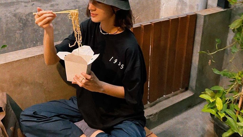 Gaya Keren Jeanneta Sanfadelia, Istri Ardhito Pramono saat Makan Mie dan Ngopi Gaya Keren Jeanneta Sanfadelia, Istri Ardhito Pramono saat Makan Mie dan Ngopi