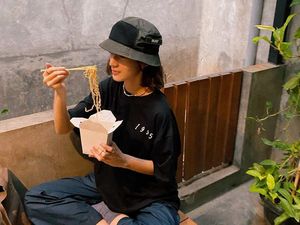 Gaya Keren Jeanneta Sanfadelia, Istri Ardhito Pramono saat Makan Mie dan Ngopi