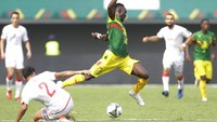 Usai momen itu banyak disorot keputusan wasit Janny Sikazwe, yang berasal dari Zambia. Tercatat, ia membuat 6 keputusan kontroversial. Paling heboh tentu saja ketika Sikazwe menghentikan laga di menit ke-85. Ia langsung meniup peluit panjang saat laga masih kurang 5 menit.