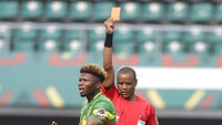 Kontroversi ketiga lahir saat ia memberi kartu merah kepada pemain Mali, El Bilal Toure. Namun, VAR mengeceknya karena pelanggarannya dianggap tak terlalu berat. VAR memutuskan bahwa pemain tidak layak mendapat kartu merah. Namun, Sikazwe bersikeras pada putusannya, sehingga Mali harus bermain dengan 10 orang.