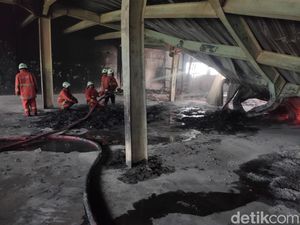 Kebakaran Pabrik Sepatu di Sidoarjo Padam Setelah Petugas Berjibaku 4 Jam