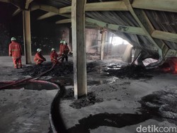 Kebakaran Pabrik Sepatu di Sidoarjo Padam Setelah Petugas Berjibaku 4 Jam