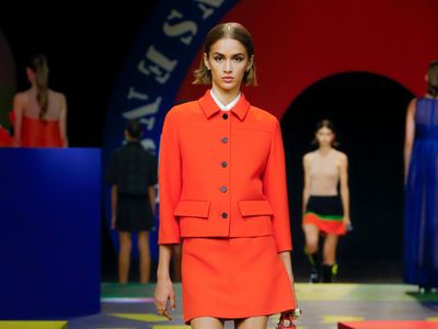 10 Koleksi Busana Terbaru Dior Untuk Musim Panas 2022 yang Penuh Warna