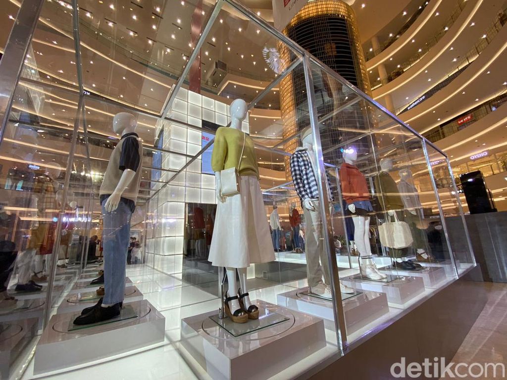 Kolaborasi Reza Rahadian Hingga Sophia Latjuba di Koleksi Terbaru Uniqlo Kolaborasi Reza Rahadian Hingga Sophia Latjuba di Koleksi Terbaru Uniqlo