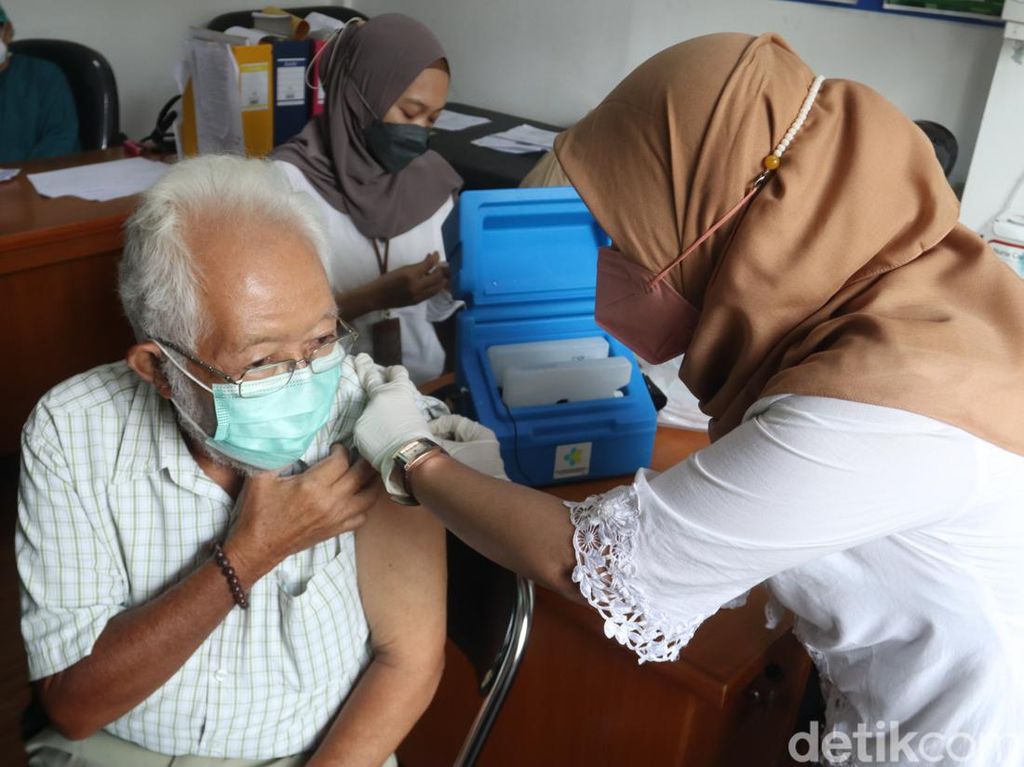 Lansia Bandung Berbondong-bondong Dapatkan Vaksin Booster di Balai Kota