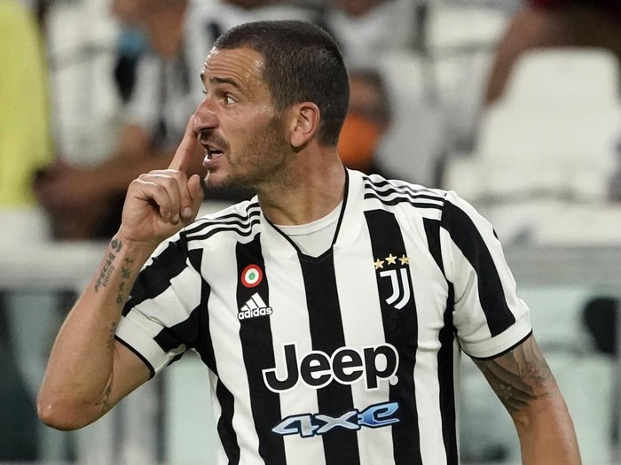 TURIN, ITALY - SEPTEMBER 19: Leonardo Bonucci of Juventus gestures during the Serie A match between Juventus and AC Milan at the Allianz Stadium in Turin, Italy on September 19, 2021 in Turin, Italy. (Photo by Pier Marco Tacca/Getty Images)