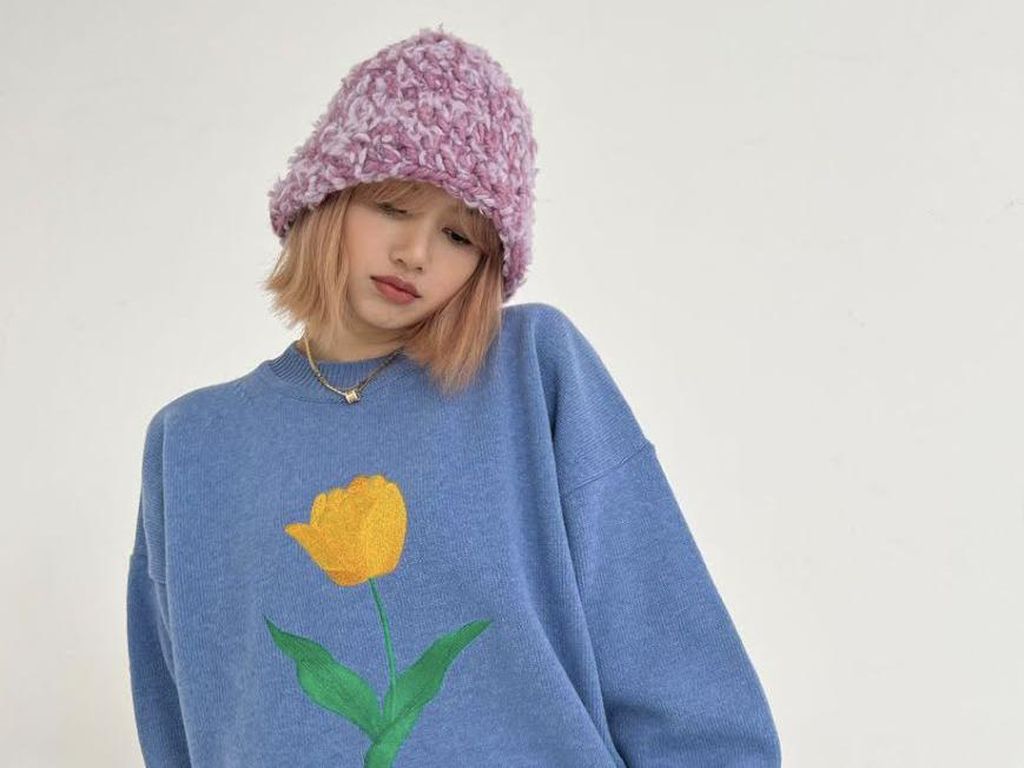 Foto: Gaya Imut Lisa BLACPINK Pakai Sweater yang Langsung Terjual Habis