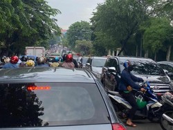 Ada Proyek Galian, Lalin Jalan TB Simatupang Macet Parah!