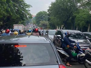 Ada Proyek Galian, Lalin Jalan TB Simatupang Macet Parah! Ada Proyek Galian, Lalin Jalan TB Simatupang Macet Parah!