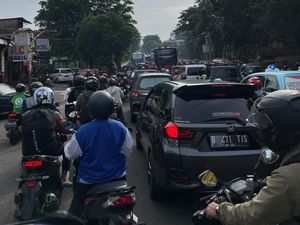 Penampakan Macet Parah di TB Simatupang Gegara Galian
