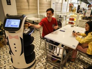Makanan di Kedai Kopi Ini Dianter Pake Robot!