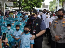 Mas Dhito Beri Hadiah Semangati Anak Saat Divaksin