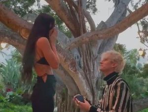 Megan Fox dan Machine Gun Kelly Resmi Tunangan 11 Januari