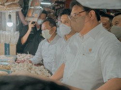 Airlangga Dicurhati Pedagang Nasgor di Surabaya soal Harga Minyak Mahal