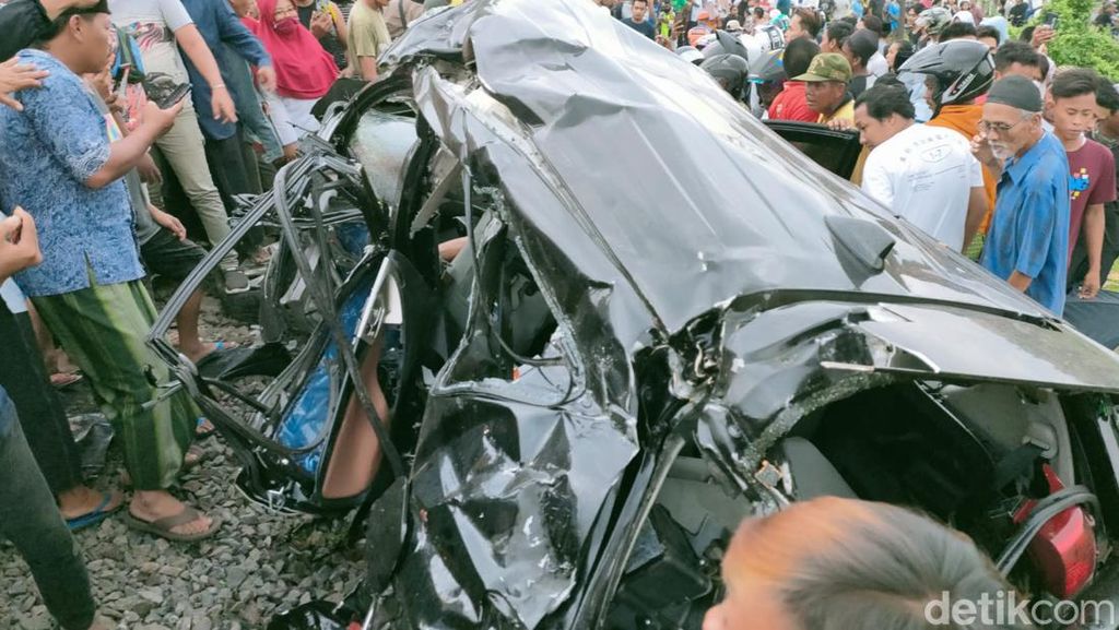 Mobil Vs Kereta di Probolinggo Tewaskan 4 Orang