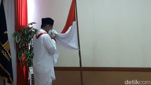 Momen Eks Napiter Cium Bendera Merah Putih di Lapas Garut